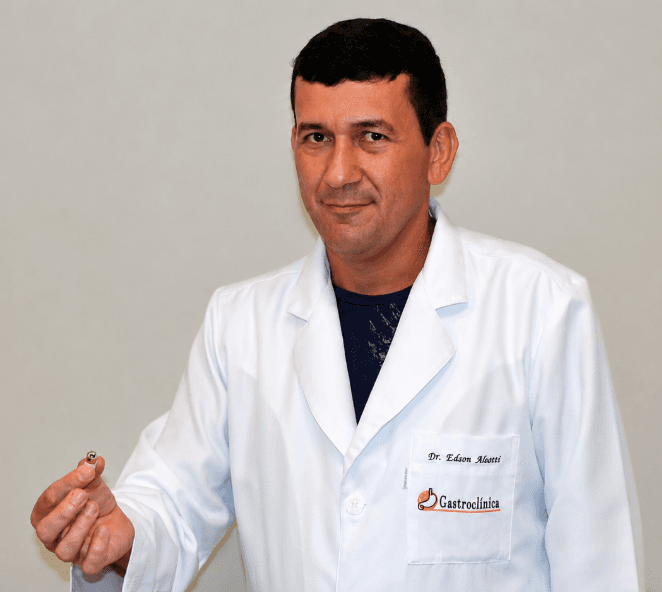 Dr. Edson Aleotti diante da bandeira do Brasil